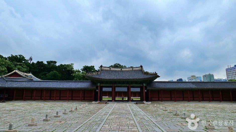 昌徳宮の仁政門を、その前に広がる何もない石畳の広場ごしに見たところ