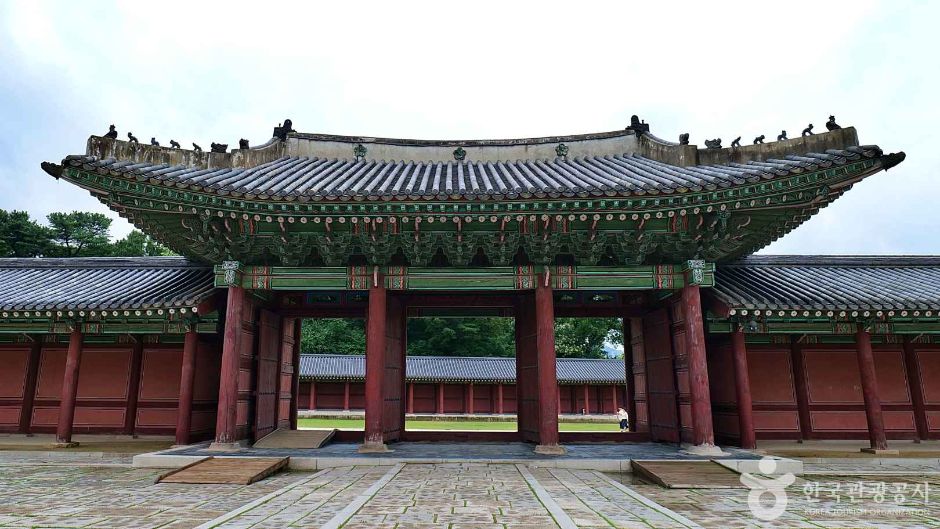 The front of Injeongmun Gate at Changdeokgung, its painted brackets and tiled roof seen head-on